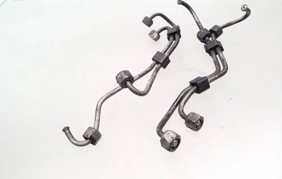 Volkswagen PASSAT B5 Fuel injector supply line/pipe 