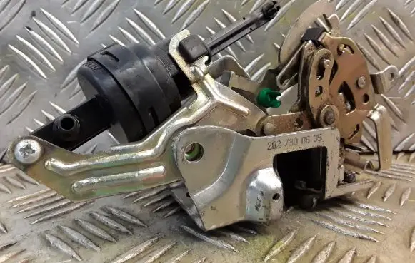 Mercedes-Benz C W202 Rear door lock 2027300635