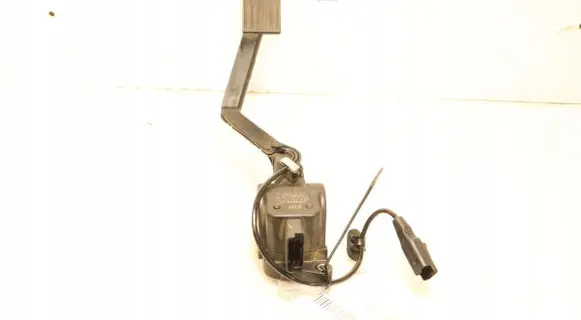 Accelerator throttle pedal
