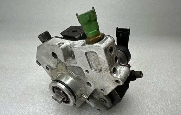 Volvo XC90 Fuel injection high pressure pump 31303475 28974 0445010111