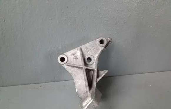 Opel Vectra B Engine mounting bracket 90497583