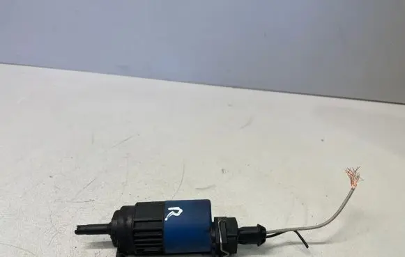 Volvo S40, V40 Windscreen/windshield washer pump 6849784