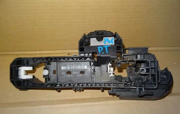 Rear door exterior handle/bracket
