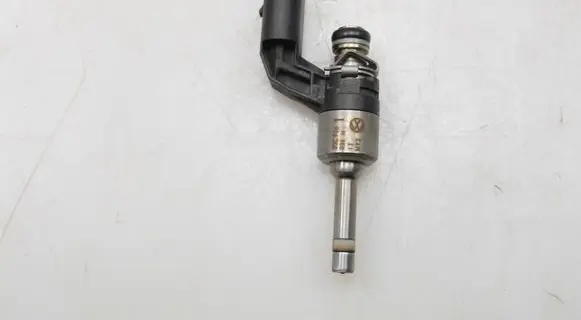 Volkswagen Golf VI Fuel injector 03C906036M