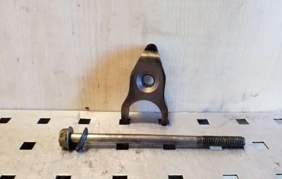Toyota RAV 4 (XA20) Fuel Injector clamp holder