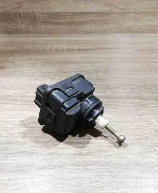 Volkswagen PASSAT B5 Headlight level adjustment motor 1H0941295E