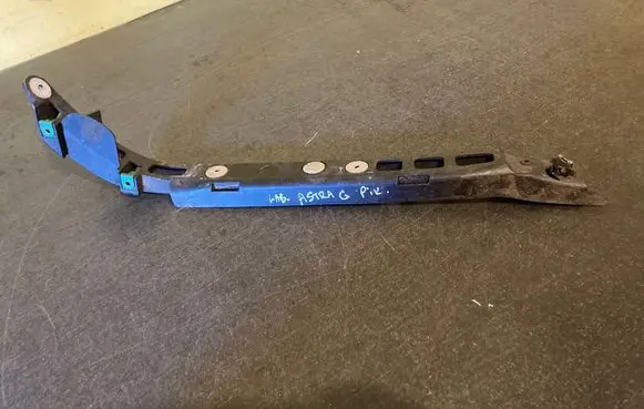 Opel Astra G Rear bumper mounting bracket 90559531 0137174
