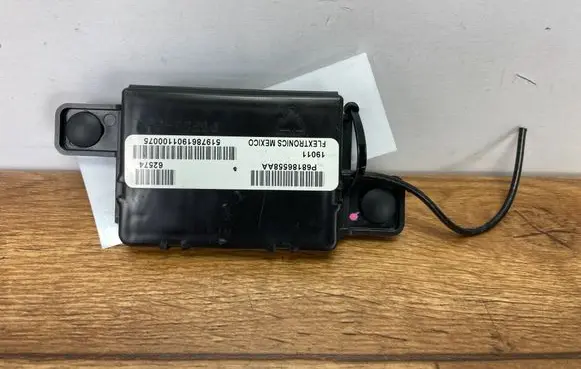 Dodge Challenger Antenna control unit 68186558AAPINYA 68186558AA