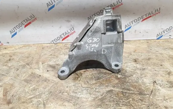 BMW 5 G30 G31 Engine mounting bracket 6870754 22116870754