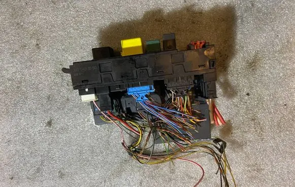 Mercedes-Benz E W210 Fuse module a0025452701 0025452701