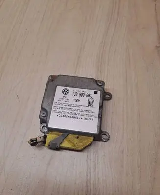 Volkswagen PASSAT B5 Airbag control unit/module 1J0909607 20980315 5WK4199