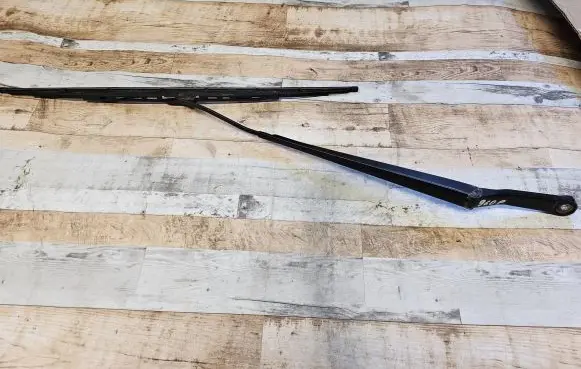 Nissan Almera Tino Front wiper blade arm