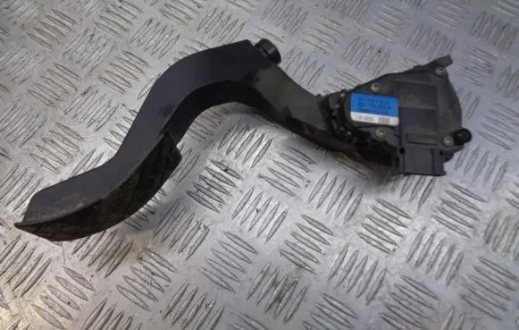 Volkswagen PASSAT B5.5 Accelerator throttle pedal 8D1723523N