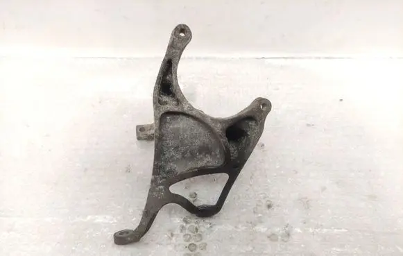 Audi A8 S8 D3 4E Engine mounting bracket 4E0199370AR