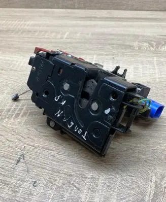 Volkswagen Golf V Front door lock 3D1837015