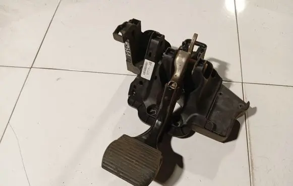 Opel Corsa D Brake pedal 