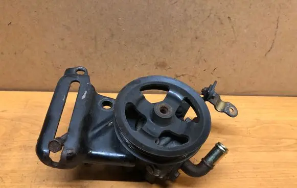 Toyota Avensis T250 Power steering pump 52020