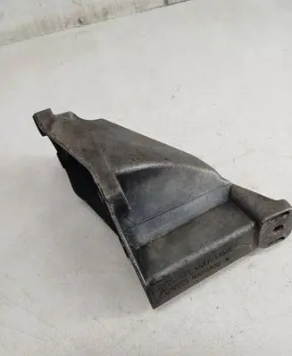Volkswagen PASSAT B5.5 Engine mounting bracket 8D0199307P