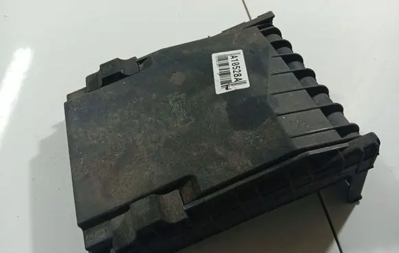 Skoda Octavia Mk2 (1Z) Fuse box cover 1K0937132F 1K0.937.132F