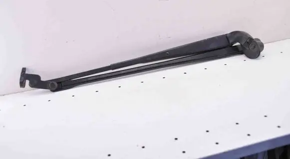 Front wiper blade arm