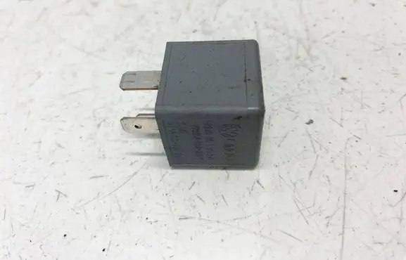Audi A4 S4 B5 8D Other relay 8d0951253a v23134-b52-x301