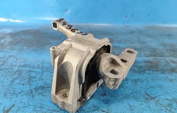 Volkswagen Tiguan Engine mount bracket 5N0199262K