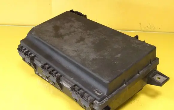 Opel Astra H Fuse module 74338100 743381-00 1534937