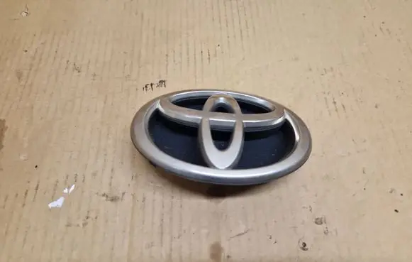 Toyota Corolla Verso E121 Manufacturer badge logo/emblem 7531113170