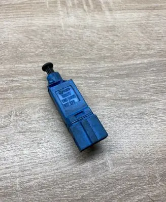 Volkswagen Jetta IV Clutch pedal sensor 1H0927189