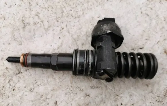 Volkswagen PASSAT B5 Fuel injector 0414720216