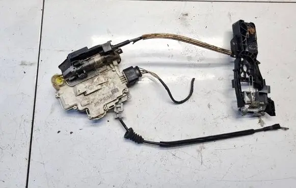 Volkswagen Tiguan Front door lock 3C1837015A