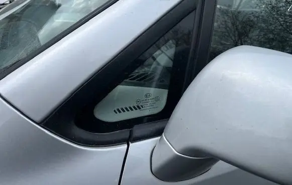 KIA Carens I Rear side window 