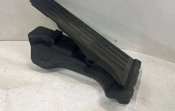 Volkswagen Golf Plus Accelerator throttle pedal 1K1721503M 6PV00889000