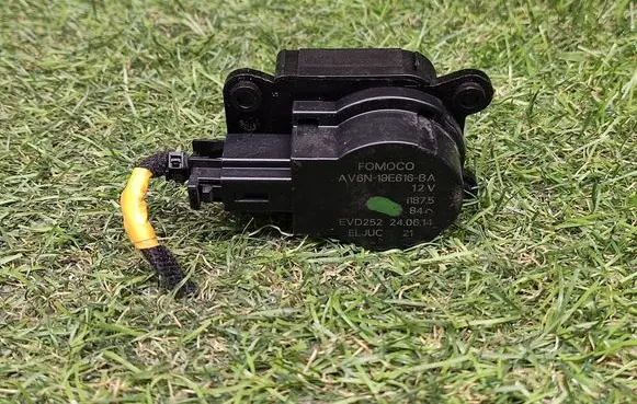 Ford Escape III Air flap motor/actuator AV6N19E616BA