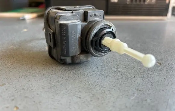 Volkswagen PASSAT B6 Headlight level adjustment motor 3A0941295
