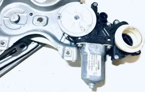 Toyota Yaris Front door window regulator motor 857010f010 85701-0f010