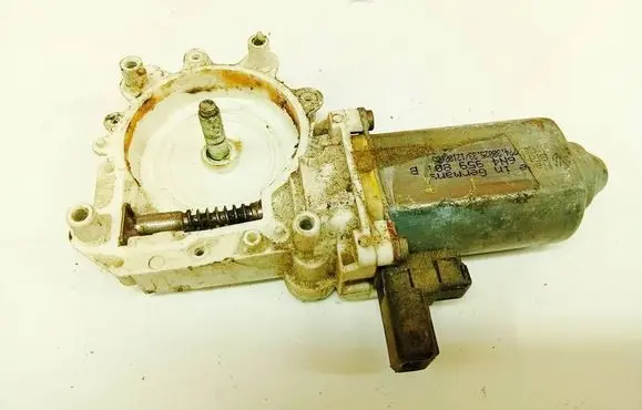 Volkswagen Polo III 6N 6N2 6NF Front door window regulator motor 6N4959801 6N4837402D