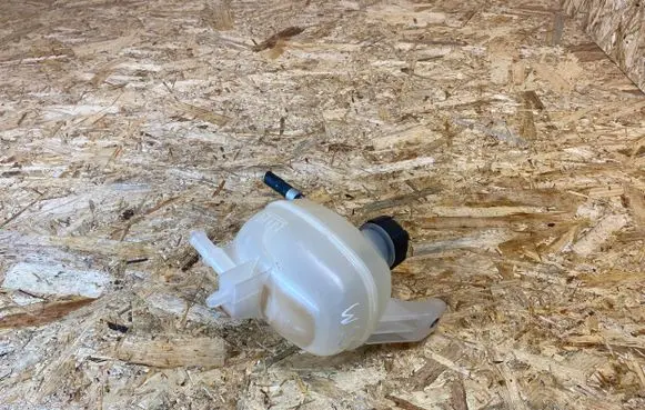 Nissan Micra K14 Coolant expansion tank/reservoir