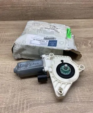 Mercedes-Benz B W245 Front door window regulator motor A1698204242
