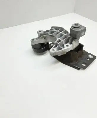 Ford Fusion II Engine mount bracket DG937M121