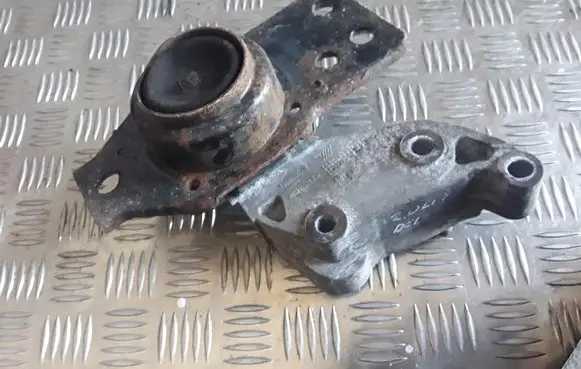 Nissan Qashqai Engine mount bracket F6036100