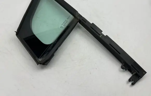 Peugeot 3008 I Front door vent window glass four-door DOT211M68AS2 43R000017 E000191