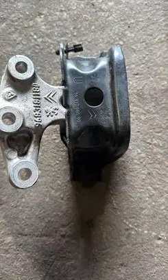 Peugeot 2008 I Engine mount bracket 9683181180 0869041896 0859041896