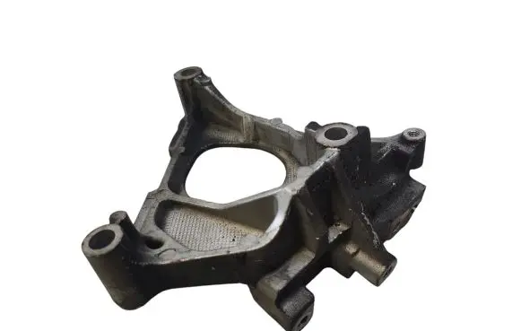 Nissan X-Trail T30 Engine mounting bracket