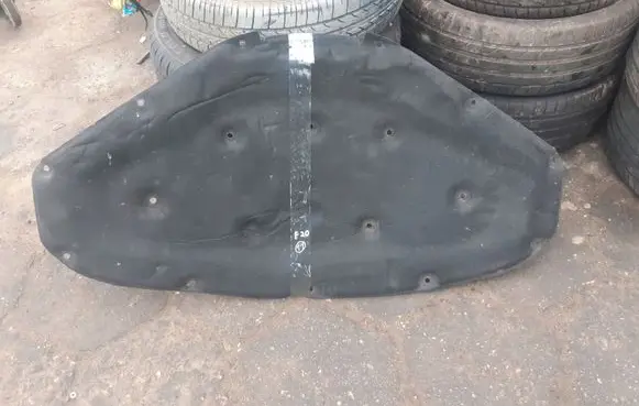 Engine bonnet/hood sound/heat insulation