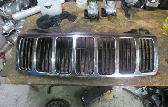 Jeep Grand Cherokee (WK) Front bumper upper radiator grill