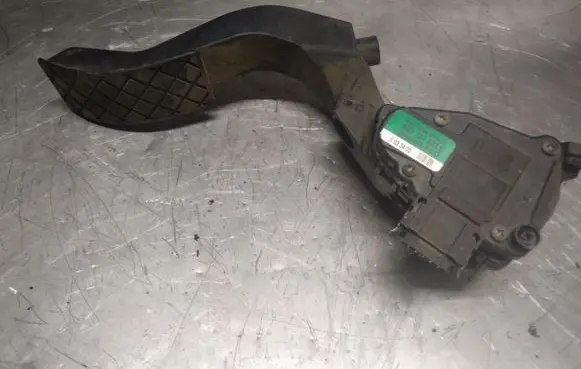 Skoda Superb B5 (3U) Accelerator throttle pedal 8D1721523E