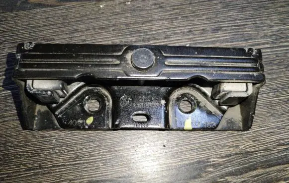 BMW X5 E53 Rear door lock loop/hook striker 8408859 5124