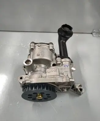 Volkswagen Golf VII Oil pump 04L145208D