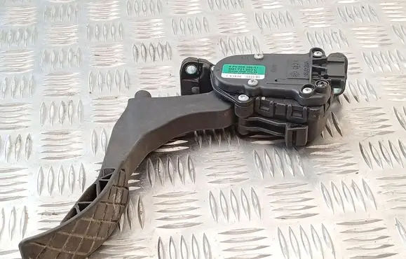 Accelerator throttle pedal